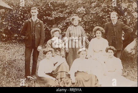 Jahrgang 1906 Photographische Postkarte zeigt eine Familie aus Hertfordshire, England Stockfoto