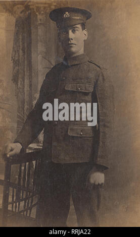 Jahrgang fotografische Postkarte eines britischen Weltkrieg ein Soldat aus der Staffordshire Yeomanry (Queen's eigenen königlichen Regiment) Stockfoto