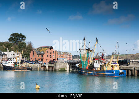 Frühling Sonnenschein und blauer Himmel mit zwei Baumkurrentrawler in Padstow Hafen an der Küste von North Cornwall vertäut. Stockfoto