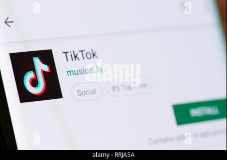 New York, USA - 25. Februar 2019: Tik toe in Google App Store auf das Gerät mit dem Bildschirm pixelated Nähe zu sehen. Stockfoto