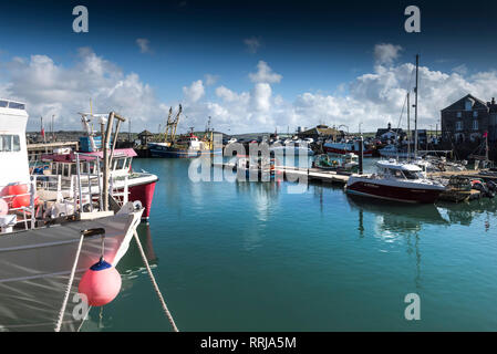 Frühling Sonnenschein und blauer Himmel über Yachten und Fischerboote in Padstow Hafen an der Küste von North Cornwall. Stockfoto