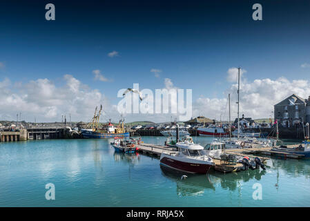 Frühling Sonnenschein und blauer Himmel über Yachten und Fischerboote in Padstow Hafen an der Küste von North Cornwall. Stockfoto