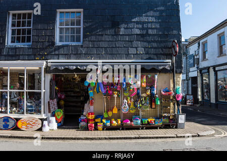 Farbenfrohe Strand Neuheit Spielzeug außerhalb eines Shop in Padstow in Cornwall hängen. Stockfoto