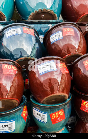 Keramikgefäße auf Verkauf in einem Gartencenter. Stockfoto