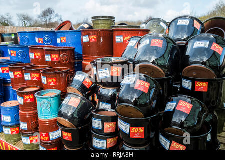 Keramikgefäße auf Verkauf zu herabgesetzten Preisen in einem Gartencenter. Stockfoto