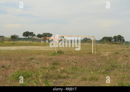 Abgebrochene Fußball (Fußball) Feld (Pitch) in Alentejo, Portugal Stockfoto