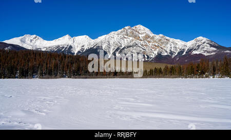 16:9-panoramaformat Foto der Winterlandschaft der Pyramide Berg mit dem Gefrorenen Patricia Lake in den Jasper National Park, Alberta, Kanada Stockfoto