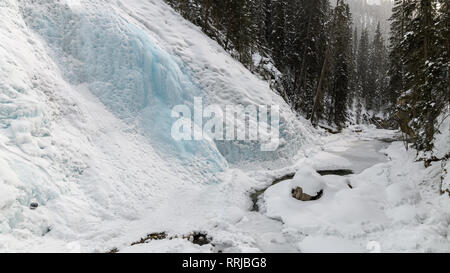 16:9-panoramaformat Foto des zugefrorenen Oberen Johnston fällt in der Johnston Canyon, Banff National Park, Alberta, Kanada Stockfoto