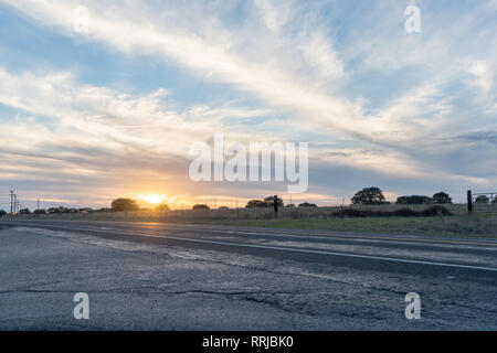 Low Angle View von Sunsetting auf offenen Texas Felder von der Autobahn Stockfoto