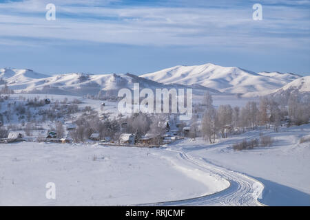 Sibirische Dorf in den Bergen im Winter, Altai Gebirge, Sibirien, Russland Stockfoto