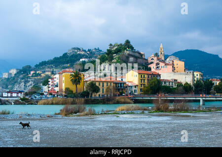 Blick auf die Altstadt von Ventimiglia, Ligurien, Italien, und die roia River. Stockfoto