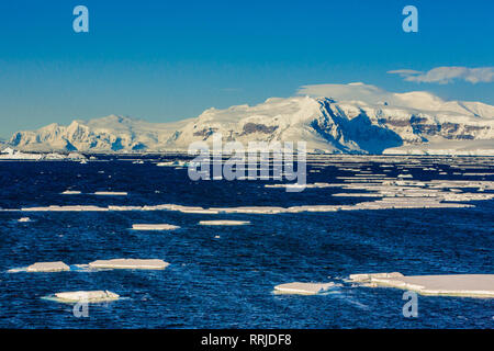Malerischer Blick auf das Gletschereis und schwimmende Eisberge in der Antarktis, Polargebiete Stockfoto