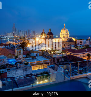 Blick über die Altstadt in Richtung San Pedro Claver Kirche in der Dämmerung und Bocagrande, Cartagena, Bolivar Abteilung, Kolumbien, Südamerika Stockfoto