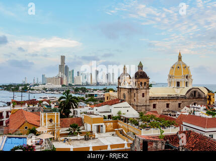 Blick über die Altstadt in Richtung San Pedro Claver Kirche und Bocagrande, Cartagena, Bolivar Abteilung, Kolumbien, Südamerika Stockfoto