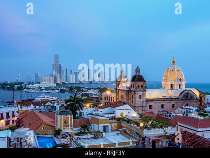 Blick über die Altstadt in Richtung San Pedro Claver Kirche, UNESCO, in der Dämmerung und Bocagrande, Cartagena, Bolivar Abteilung, Kolumbien, Südamerika Stockfoto