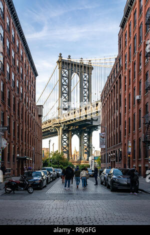 Manhattan Bridge mit dem Empire State Building durch die Bögen, von Washington Street in Brooklyn, New York, Vereinigte Staaten von Amerika gesehen Stockfoto