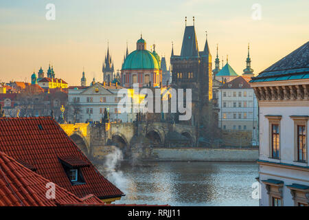 Die Karlsbrücke (Karluv Most) über den Fluss Vltava, Weltkulturerbe der UNESCO, Prag, Tschechische Republik, Europa Stockfoto