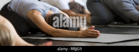 Sportliche Mädchen Jungs üben Kind übung Balasana yoga Pose Stockfoto