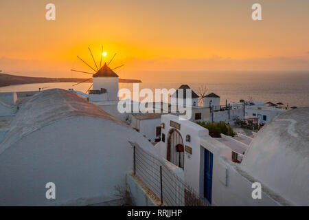 Blick auf die Windmühlen bei Sonnenuntergang in Oia, Santorini, Kykladen, Inseln der Ägäis, griechische Inseln, Griechenland, Europa Stockfoto