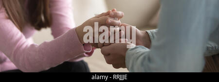 In der Nähe der horizontalen Foto von Paar in Liebe Hände halten Stockfoto