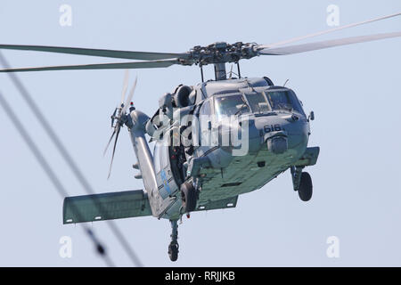 190224-N-DS 193-031 EAST CHINA SEA (Feb. 24, 2019) - Die Crew von einem MH-60S Sea Hawk Hubschrauber vom goldenen Falken von Hubschrauber Meer Combat Squadron (HSC) 12 Ansatz die Landing Zone von US 7 Flotte Flaggschiff USS Blue Ridge (LCC 19). Blue Ridge ist das älteste operative Schiff der Marine, das als 7. Flotte Befehl Schiff, arbeitet aktiv, um Beziehungen mit Verbündeten und Partnern in der indopazifischen Region fördern. (U.S. Marine Foto von Mass Communication Specialist 2. Klasse Adam K. Thomas) Stockfoto