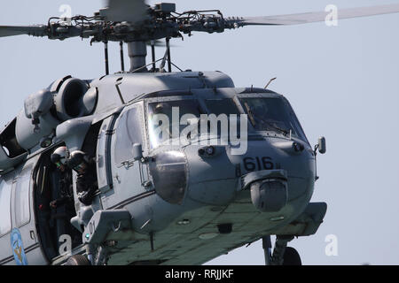 190224-N-DS 193-032 EAST CHINA SEA (Feb. 24, 2019) - Die Crew von einem MH-60S Sea Hawk Hubschrauber vom goldenen Falken von Hubschrauber Meer Combat Squadron (HSC) 12 Ansatz die Landing Zone von US 7 Flotte Flaggschiff USS Blue Ridge (LCC 19). Blue Ridge ist das älteste operative Schiff der Marine, das als 7. Flotte Befehl Schiff, arbeitet aktiv, um Beziehungen mit Verbündeten und Partnern in der indopazifischen Region fördern. (U.S. Marine Foto von Mass Communication Specialist 2. Klasse Adam K. Thomas) Stockfoto