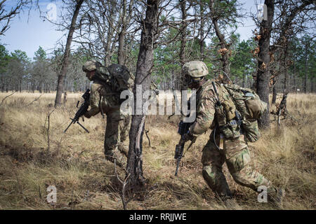 Fallschirmjäger von Unternehmen C, 2nd Battalion, 505Th Parachute Infantry Regiment, 3. Brigade Combat Team, 82nd Airborne Division zwischen Abdeckung während der Live-fire Übung hielt Sonntag, Februar 24 in Fort Bragg, North Carolina gebunden. Stockfoto