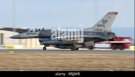Eine F-16 Fighting Falcon in die 480th Fighter Squadron landet auf der Air Base Spangdahlem, Deutschland, Feb.22, 2019 zugeordnet. Das Flugzeug nach Hause zurückgekehrt, nachdem eine Flugausbildung Bereitstellung zu Portugal, wo mehr als 300 52nd FW-Flieger und fast 20 F-16s arbeitete neben Ihren portugiesischen Kollegen. (U.S. Air Force Foto von älteren Flieger Preston Kirsche) Stockfoto