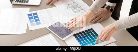 Closeup Innenarchitekten arbeiten mit Color Swatches Palette und Blueprint Stockfoto