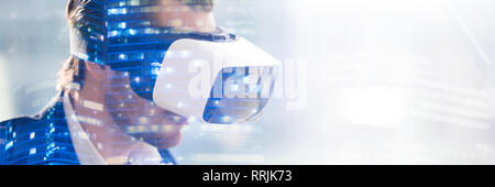 Doppelbelichtung Mann mit VR-Brille während der 3D-Visualisierung Stockfoto