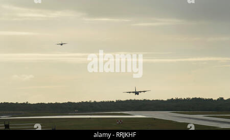 Ein paar der Japan Air Verteidigung-kraft C-130H Hercules von der 401St Tactical Airlift Squadron, Japan, Vorbereitung auf der Andersen Air Force Base, Guam zu landen, die schnelle Implementierung Usa, Australien und Japan militärische Mitglieder und Frachtbetrieb während COPE North 19 am 25.Februar 2019 wieder aufzunehmen. COPE North ist eine jährliche multilateralen US Pacific Air Forces gesponserten Bereich Ausbildung Übung auf Combat Air Forces Groß-force Beschäftigung und Mobilität Luftwaffen humanitäre Hilfe und Katastrophenhilfe Ausbildung Interoperabilität zwischen US-amerikanischen, australischen und japanischen Truppen zu verbessern. (U.S. Air F Stockfoto