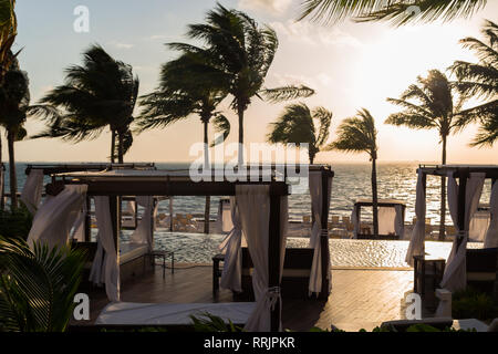 Private Betten in einem Wohnbereich eines High End mexikanisches Resort mit Blick auf das Meer bei Sonnenaufgang. Stockfoto