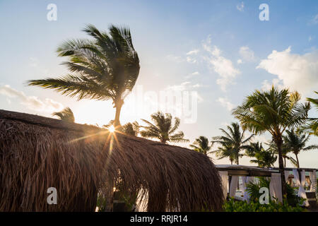 Lounge Bereich eines High End mexikanisches Resort mit Blick auf das Meer bei Sonnenaufgang. Stockfoto