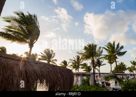 Lounge Bereich eines High End mexikanisches Resort mit Blick auf das Meer bei Sonnenaufgang. Stockfoto