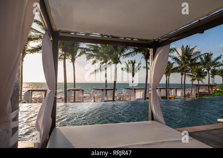 Private Betten in einem Wohnbereich eines High End mexikanisches Resort mit Blick auf das Meer bei Sonnenaufgang. Stockfoto