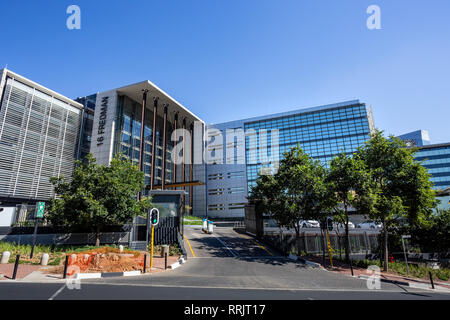 Johannesburg, Südafrika, 30. November - 2018: Moderne Bürogebäude im Stadtzentrum mit Glasfassade. Stockfoto