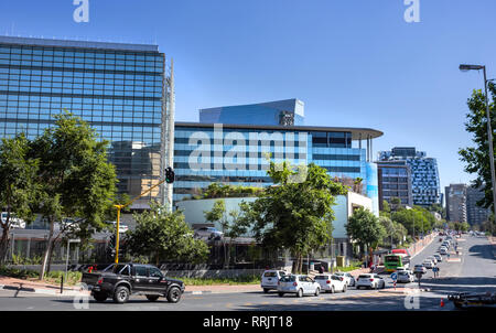 Johannesburg, Südafrika, 30. November - 2018: Moderne Bürogebäude im Stadtzentrum mit Glasfassade. Stockfoto