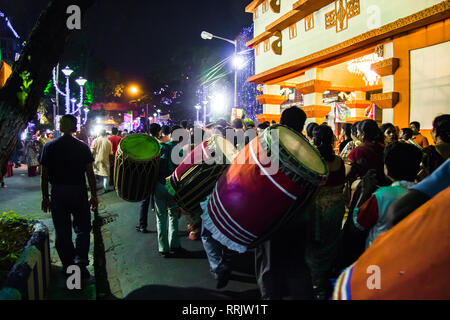 September, 2017, Kolkata, Indien. Dhaaki Künstler in der Straße während der Durga Puja immersion Spaziergang bei Nacht spielen Drum dhaak Stockfoto