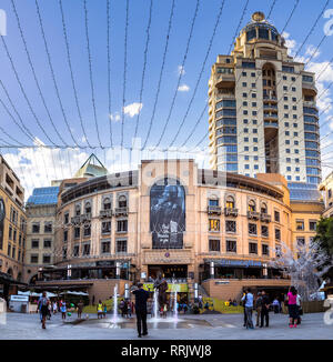 Johannesburg, Südafrika, 12. Dezember - 2018: Wasserspiel und außerhalb gepflasterte Fläche der Mall. Stockfoto