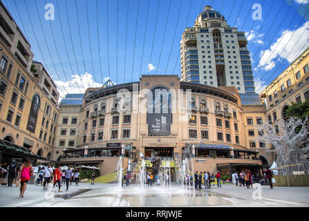 Johannesburg, Südafrika, 12. Dezember - 2018: Wasserspiel und außerhalb gepflasterte Fläche der Mall. Stockfoto