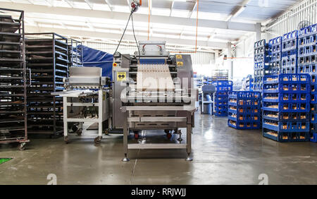 Johannesburg, Südafrika, 12. Dezember - 2018: Industrielle Bäckerei mit Regalen für frisch gebackene Brot. Stockfoto