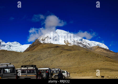 Lachen, Sikkim, Juni 2018, Touristen vor der geparkten Autos in der Nähe der Gebirgskette von Gurudongmar See in Sikkim, Indien. Stockfoto