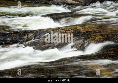 Stromschnellen auf Rauschenden Fluss, Rushing River Provincial Park, Ontario, Kanada Stockfoto
