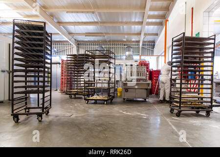 Johannesburg, Südafrika, 12. Dezember - 2018: Industrielle Bäckerei mit Regalen für frisch gebackene Brot. Stockfoto