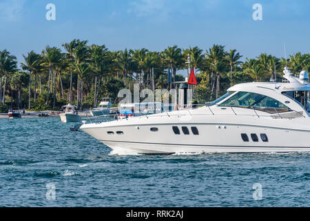 Menschen und Boote versammeln sich um Peanut Island, gerade weg von Palm Beach in den Intracoastal Waterway im Palm Beach Einlass in Palm Beach, Florida. Stockfoto