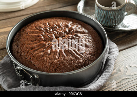 Frisch gebackene Kuchen in Backform Stockfoto