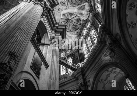 Innenraum der Kathedrale von Malaga, Schwarz und Weiß Stockfoto