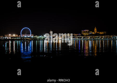 Malaga Skyline bei Nacht, Blick von der Yacht Marina Stockfoto