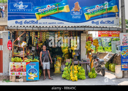 Auf Kalapaluwawa Straße in Rajagiriya, einem Ladenbesitzer wartet auf Laufkundschaft an der Vorderseite seines Kade in Colombo, Sri Lanka. Stockfoto