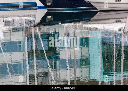 Reflexionen im Meer, auf ein ruhiger Tag. Von einem der Yachthäfen in Bergen, Norwegen Stockfoto